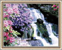 Водопад среди цветущих кустов