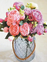 Букетик с пионовидных роз в прозрачной вазе