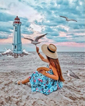 Девушка на песчаном берегу у маяка