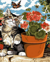 Полосатый котёнок ловит бабочку