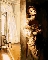 Одинокая девушка в пустой комнате