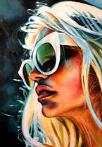 Портрет блондинки в солнцезащитных очках