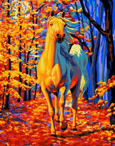 Молодая белая лошадь в осеннем лесу