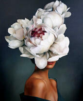 Смуглая девушка с цветком в голове