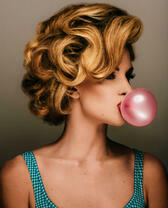 Девушка со жвачкой