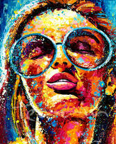 Цветная девушка в очках