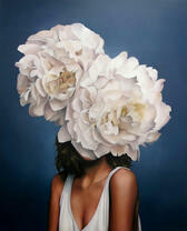 Девушка и пара белых цветков