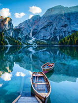 Лодки на озере среди Альп