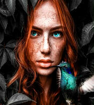 Зеленоглазая девушка и птичка