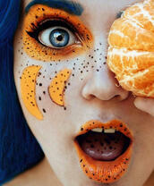 Девушка с мандаринкой