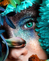 Глаз девушки в окружении цветов