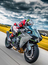 Стремительный мотогонщик