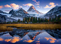 Отражение гор в кристальном озере