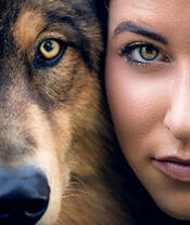 Девушка и пёс