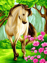 Белая лошадь с черной гривой в лесу