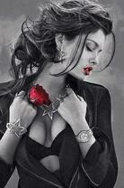 Красивая брюнетка с алой розой