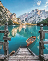 Лодка у причала среди гор