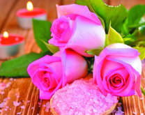 Розовые розы, соль и аромасвечи