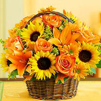 Букет из подсолнухов, роз и лилий