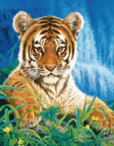 Маленький тигрёнок у большого водопада