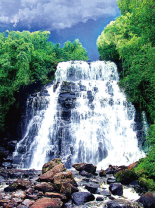 Высокий водопад и грозовые тучи