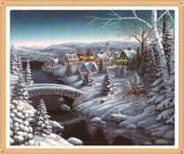 Небольшая заснеженная деревня у речушки