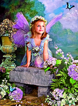 Милая девочка с фиолетовыми крылышками