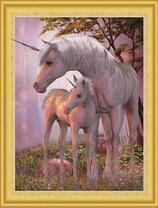 Маленький единорог с мамой