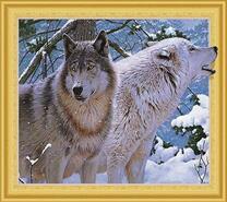 Белый волк и серая волчица в снежном лесу