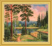 Дорожка в лесу вдоль летнего озера