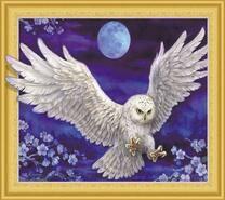 Полярная сова на охоте под луной