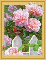 Птичка на заборе и кустик цветущих роз