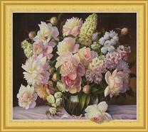 Пышный букет пионов в вазе