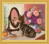 Котёнок в зеркале и букет роз с анютиными глазками