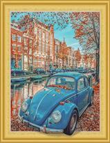 Жук под осенними листьями в городе