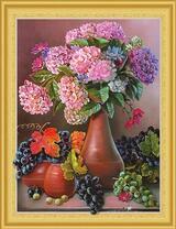 Цветочки в букете и гроздья винограда