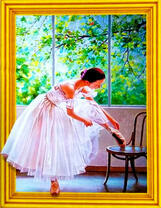 Балерина готовиться к выступлению на сцене