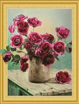 Букет алых роз в корзинке