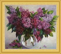 Прозрачная ваза с веточками цветущей сирени