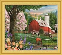 Лошади и коровы у деревенского амбара