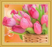 Розовые тюльпаны в плетеной корзинке