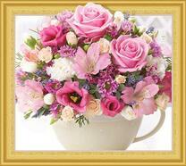 Белая чашечка с букетом роз и астрамелий