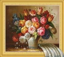 Красивая ваза с пышным букетом роз и тюльпанов