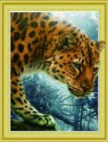 Леопард на охоте в лесу