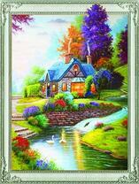 Красочный домик у лебединого озера