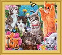 Котятки на фоне весенних цветочков