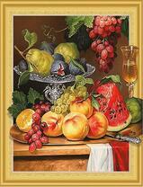 Бокал вина и набор летних фруктов