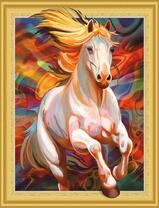 Белая лошадь в лучах заходящего солнца