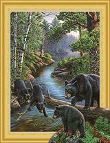 Черные мишки играют на бревне над рекой