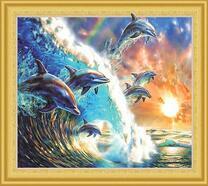 Стая дельфинов в волне на фоне солнца